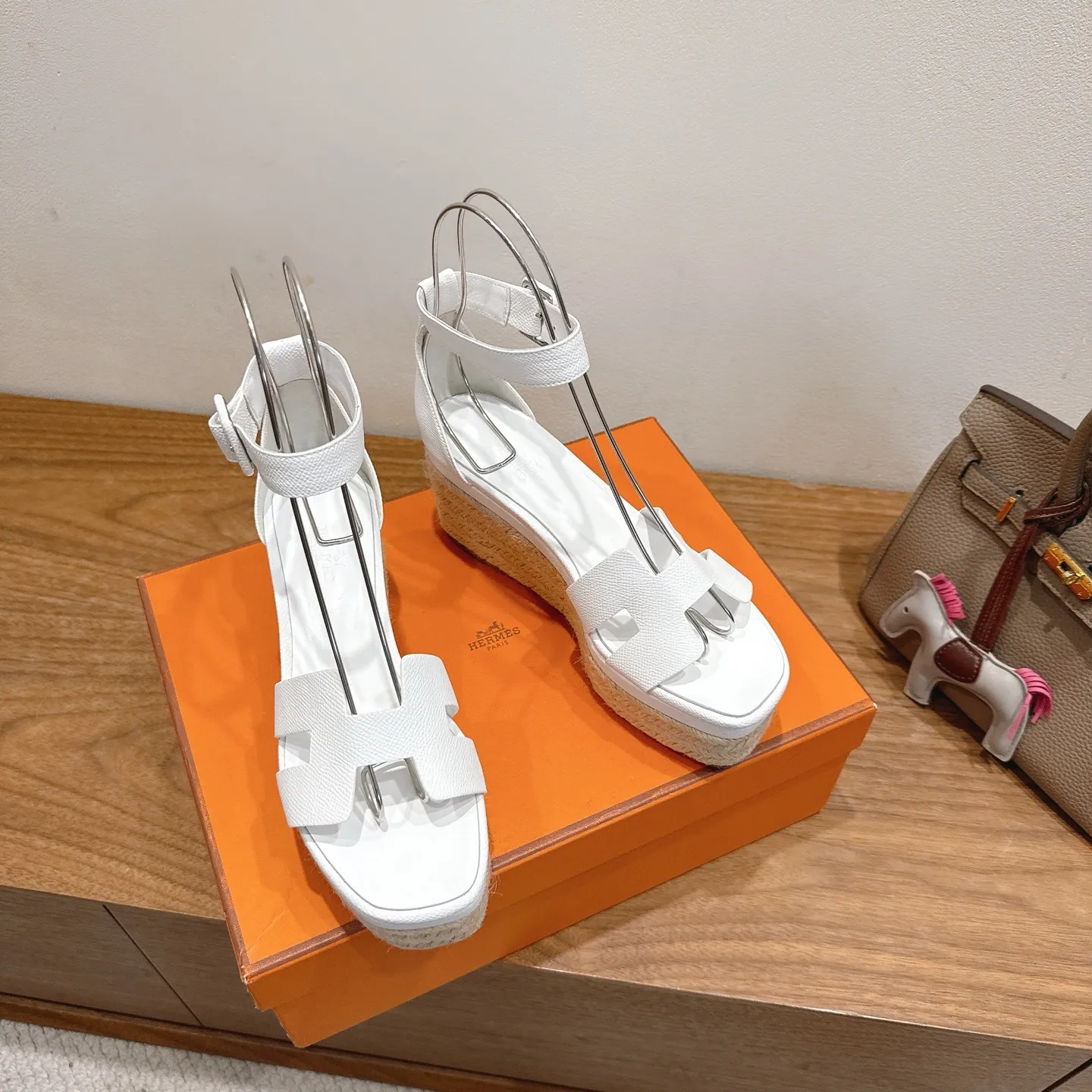 👟👟Ex-factory price 720👟👟 Hermes... a Eclair 2025 new color + popular series, the version is super positive, with a certain thickness, which makes the legs longer! Breathable, comfortable calfskin, spring and summer color matching, this item is both beautiful and comfortable! Channel supply code size: 35-39 can be ordered as 40.41 with airplane box ➕20